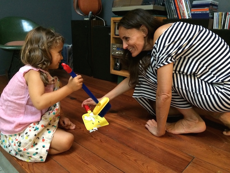 pulizie con bambini imparare a usare la scopa