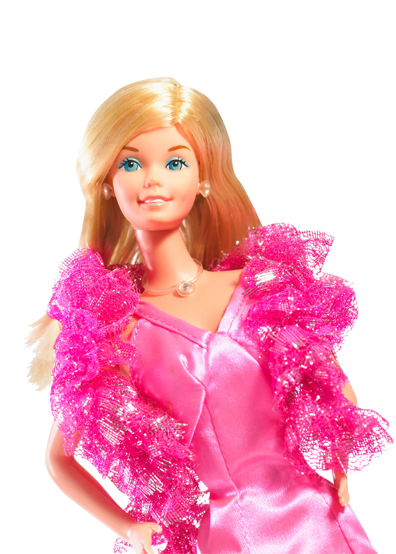 Barbie, modello Superstar, 1977 © Mattel Inc. Barbie Superstar creata nel 1977 è la quintessenza dell’icona americana. Lo scultore Joyce Clark definisce i nuovi tratti somatici della bambola ispirandosi all’attrice americana Farrah Fawcett, protagonista del serial televisivo Charlie’s Angels. Barbie appare avvolta in un luccicante abito in satin rosa shocking, con un boa di lamè, sorretta da un piedistallo a forma di stella, pronta a scendere in pista e a ballare al ritmo della Disco Music