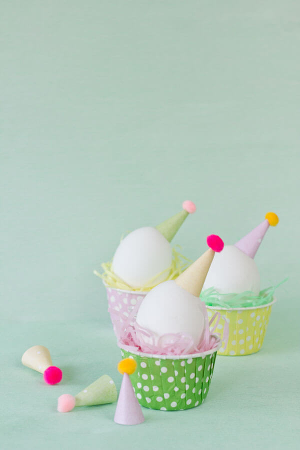 decorare con le uova di Pasqua cappellini mignon