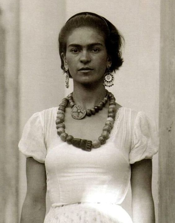 Stile Frida Kahlo pittrice ritratto